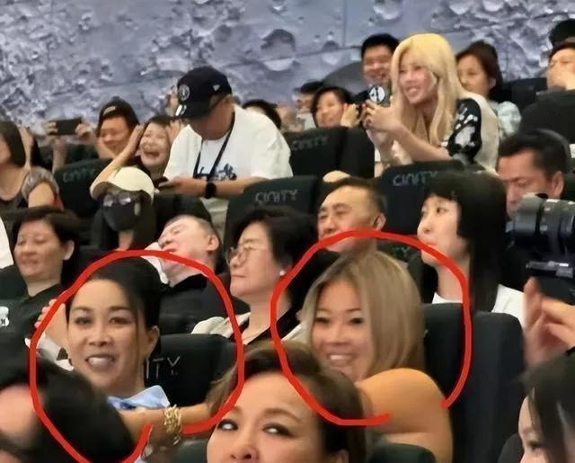 那英与18岁女儿孟小桐罕见同框！镜头中57岁的那英发型精致，笑容满面，脸长鼻
