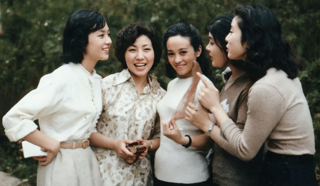 一张老照片：我一眼就认出了左一玉颜含春的龚雪，C位笑容如璐的朱明瑛与右二唇若樱桃