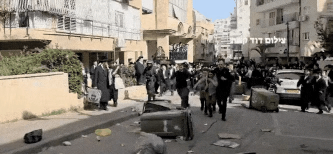 罕见场面：2名以色列女兵在国内被犹太人暴徒追杀！是的，你没看错，不是什么阿拉伯人