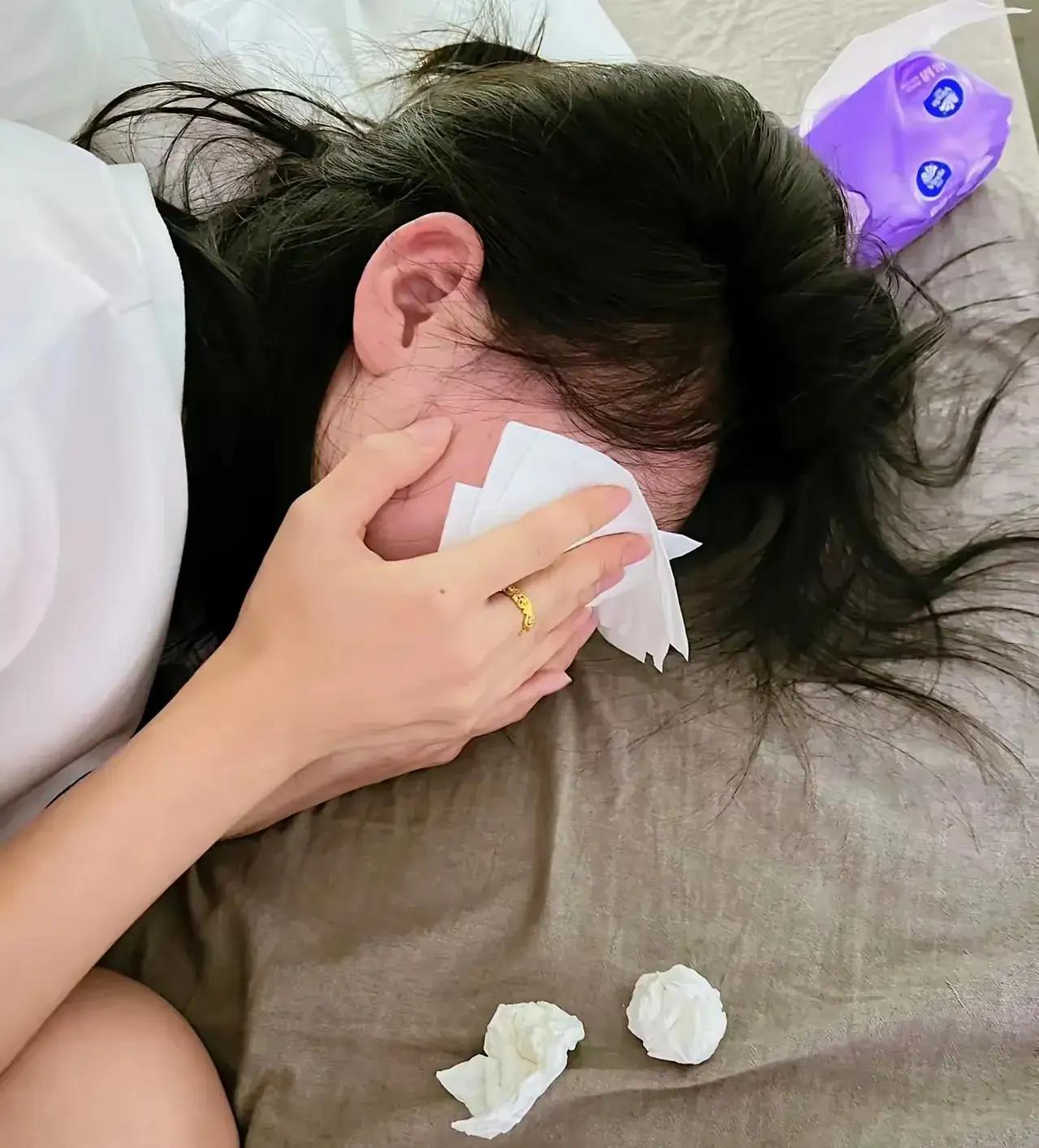 三口之家零收入真相曝光：深圳妈妈突遭裁员，家中两男淡定刷机，存款耗尽前谁来拯救这