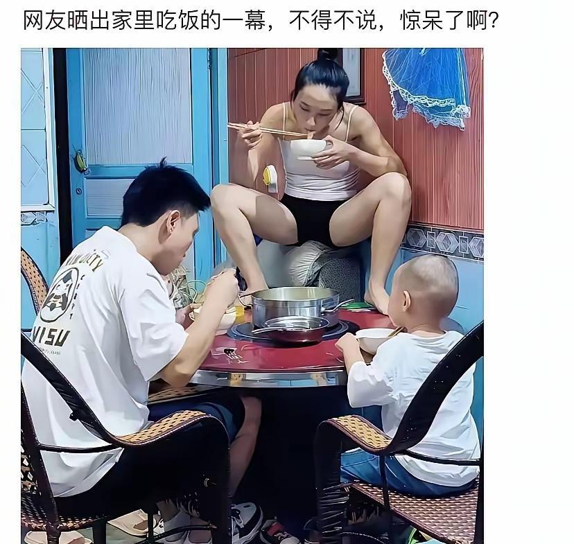 这样豪横的坐姿虽然说明家中地位，但是，整体形象也塌方了，美女豪气冲天都过了！