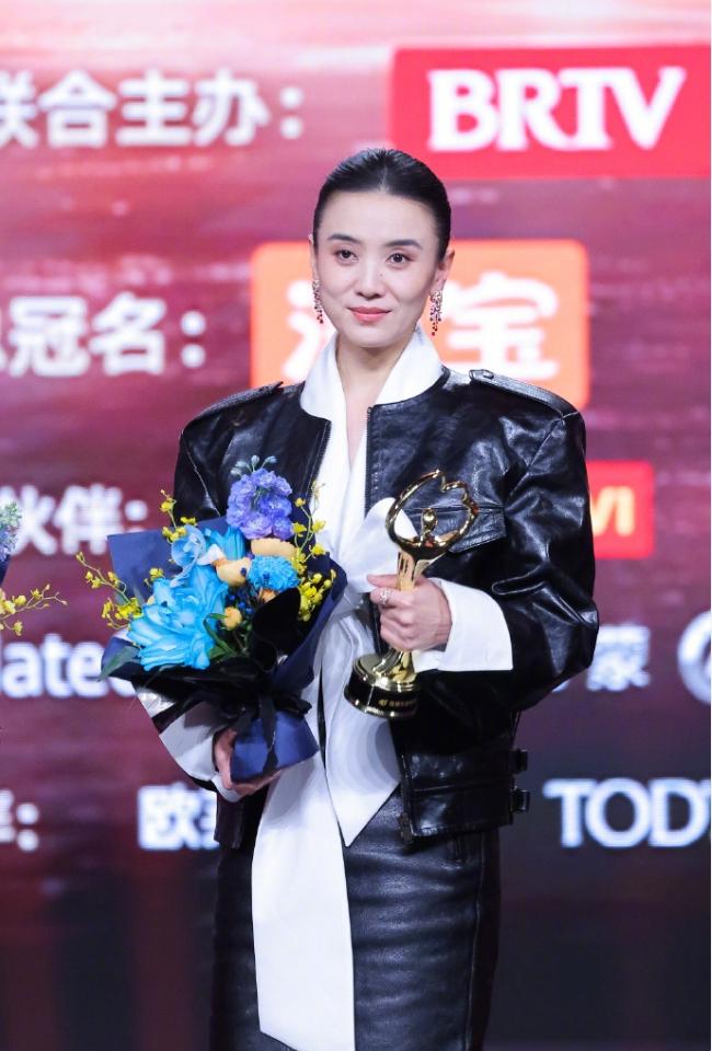 宋佳微博之夜位置晋升！宋佳去年坐在微博之夜第二排的位置，今年已经成功晋升到第一