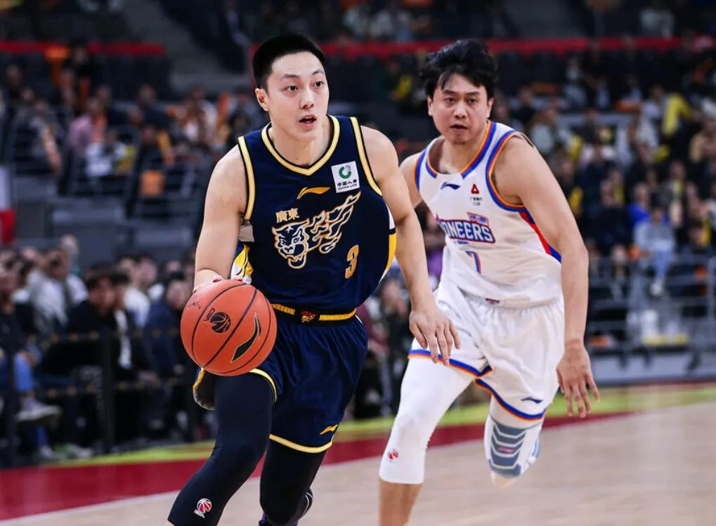 篮球记者宋翔透露了胡明轩落选男篮世预赛大名单的原因。在近期，中国男篮公布了世预