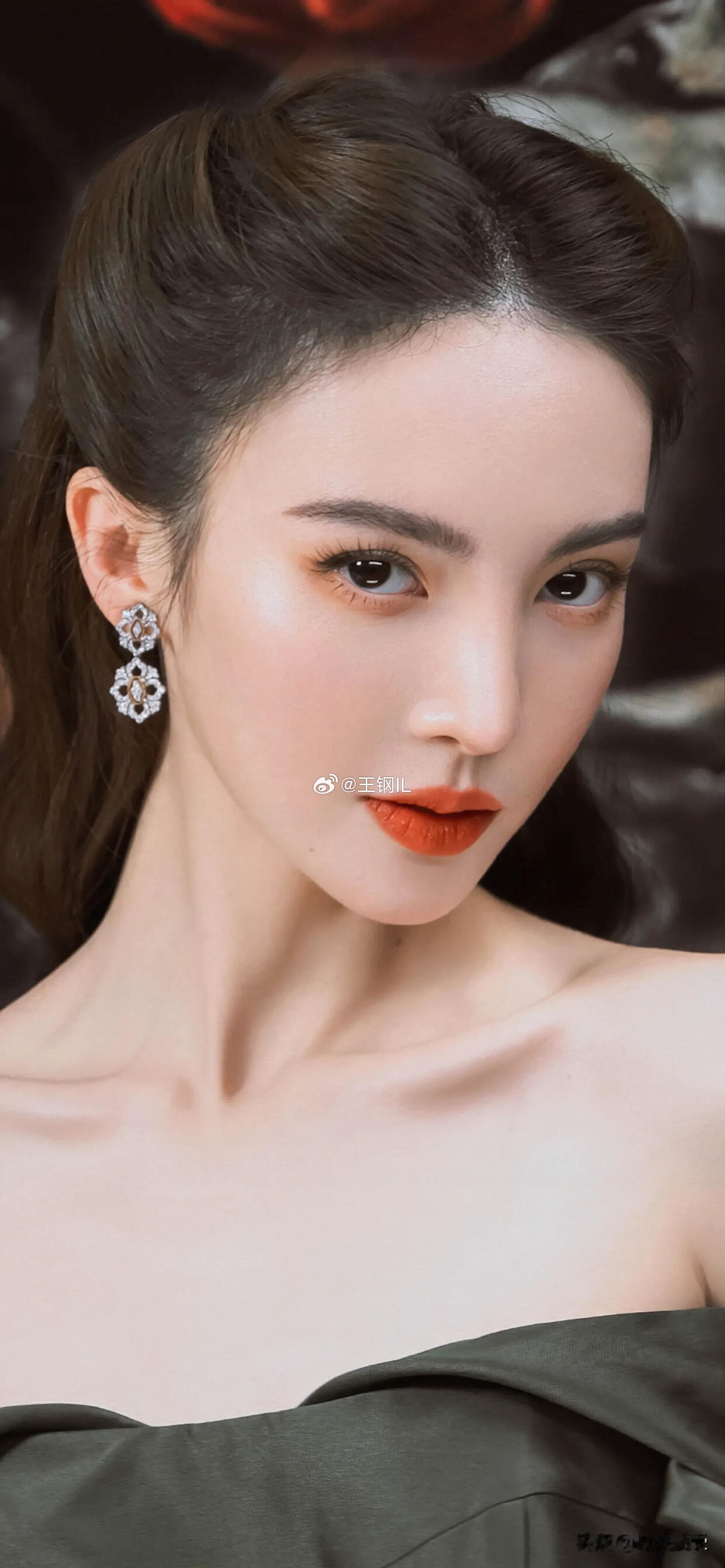 关于金晨肇事逃逸说两句，网上有点太过分了，逼着一个女演员把受伤的照片都发出来澄清