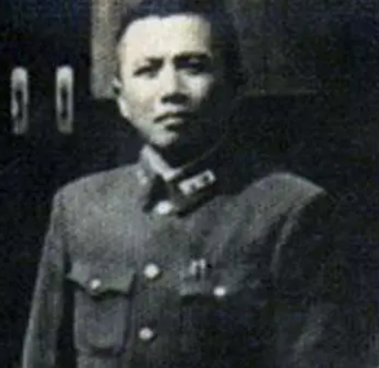 1949年9月因福建平潭失守，蒋介石以“擅自撤退有亏职守”罪名判处他有期徒刑十二