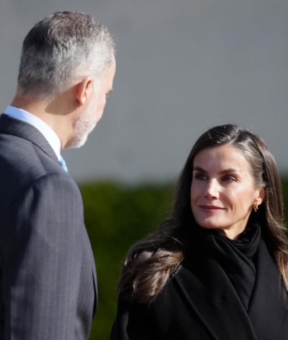 费利佩国王携手莱蒂齐亚从马德里巴拉哈斯出发去成都！11月9日西班牙国王夫妇在王室