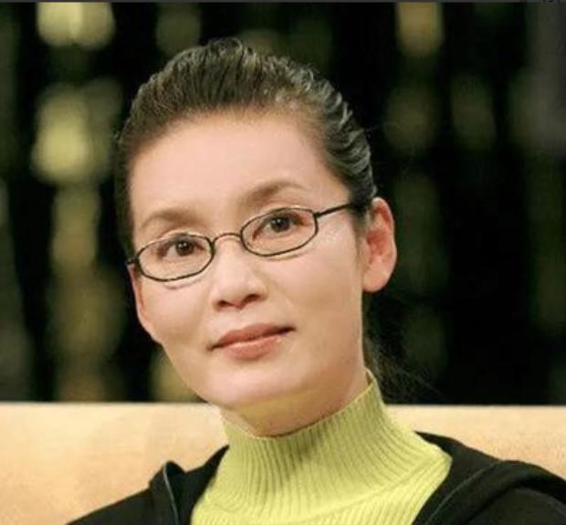 1979年，刚结婚1年的潘虹，出轨了导演杨延晋。这个消息在当年的上海电影厂像