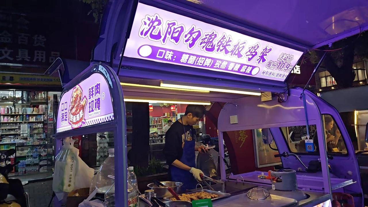 下岗工人的子弟怎能不尝一尝这骨骾硌牙、少肉多滋的稀罕之物。推荐糖醋味，学院东门。