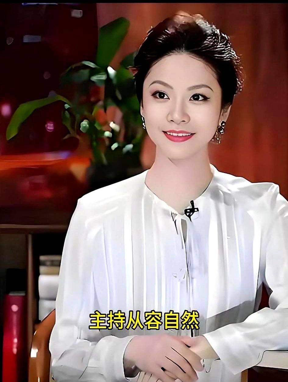 央视舞台上这惊鸿一瞥，彻底打破了大家对“国脸”严肃刻板的印象！不用华丽礼