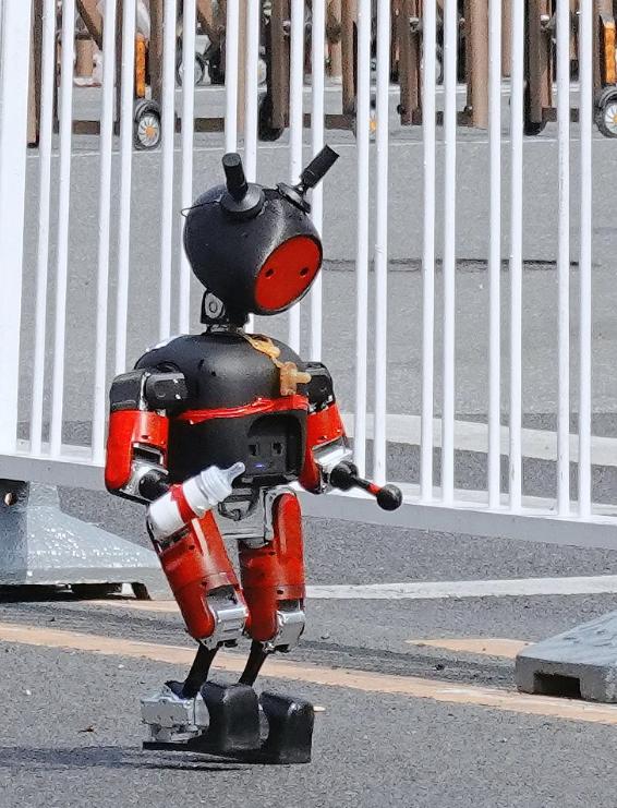 机器人半马跑了倒数第一，手里还死死攥着个奶瓶。 我一开始也笑喷了，觉得这是来