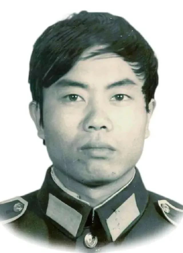 1987年，一名缉毒民警，以回族老板身份打入毒贩内部，吃饭时，毒贩突然夹起一块