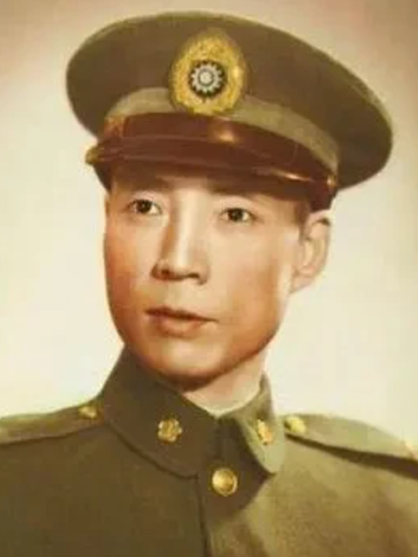 1947年，为讨好上海警备司令宣铁吾，杜月笙特意请他看戏，谁知宣铁吾入场时，却无