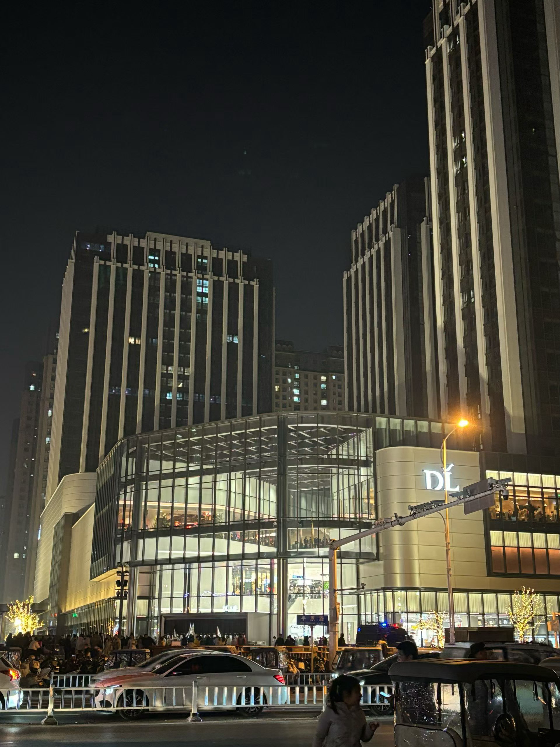 新乡三胖今天开业，人是真的多。不敢想放在一线城市会怎样。