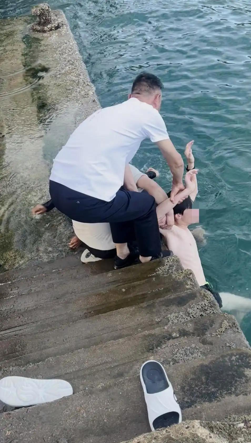 青岛母子被浪卷入海摄影师纵身下水救人八月八日下午的青岛第三海水浴场附近，一对母