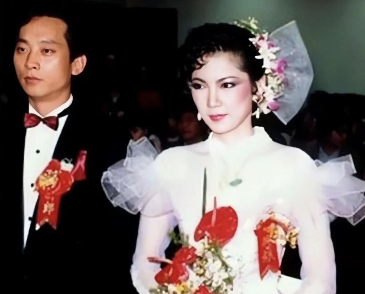 1985年，叛逃台湾的飞行员萧天润风光迎娶美女主播张德芬，不仅抱得美人归，还狂揽