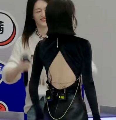 万千惠膝盖绑着护具拿了448票，李小冉说“我唱跳零基础，得找个强的带我”，然后把