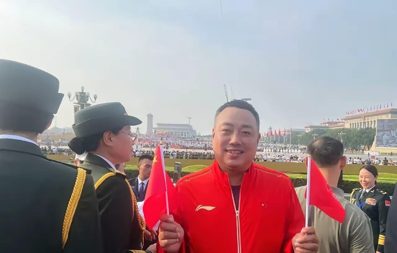 干嘛都把眼光盯着刘国梁呀？刘国梁没有参加合照，被人拿出来说事！仔细看看，很多人