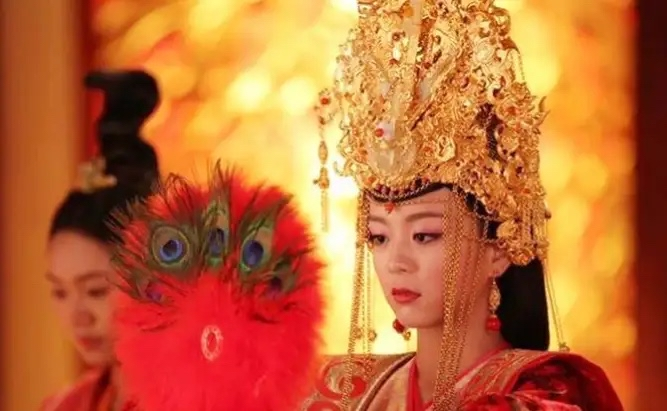 公元581年，杨坚年满四十，不顾女儿杨丽华的苦苦哀求，毅然废黜年仅八岁的外孙宇文