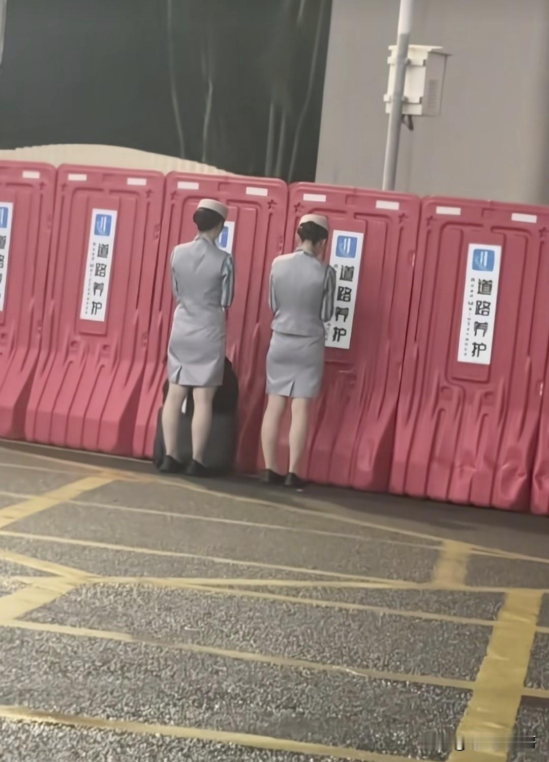 这是在干啥？面壁思过吗？