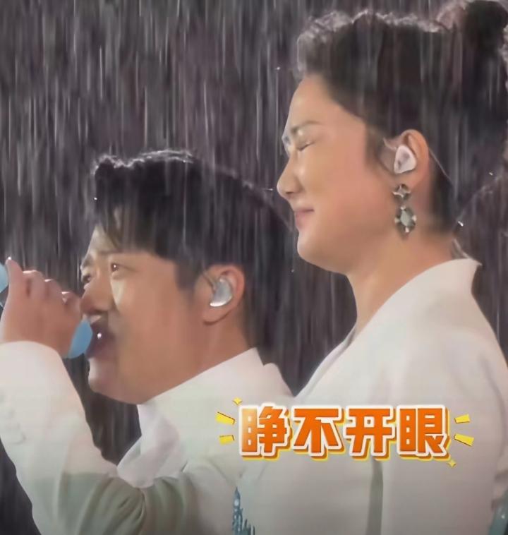 凤凰传奇厦门演唱会遇暴雨，玲花被大雨淋得睁不开眼，一开始还撑着伞，看到台下观众都