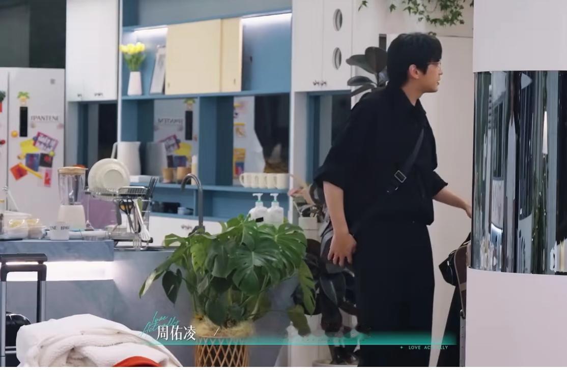 《半熟恋人》加更版周佑凌与丹琪互动又炸了，网友这次直接被气到集体喊“快跑”。加