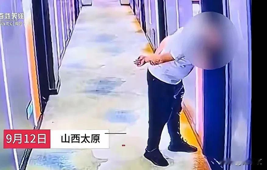 凌晨在酒店走廊撞见这一幕，谁看了不慌？太原某酒店，有住客深夜发现一名男子在走廊里
