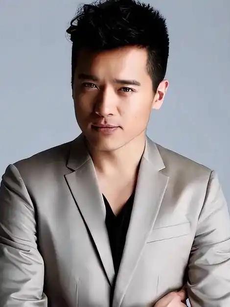 高云翔，看到女儿小酒窝跳舞的样子，估计心里偷着乐吧！自己和前妻董璇生下的女儿