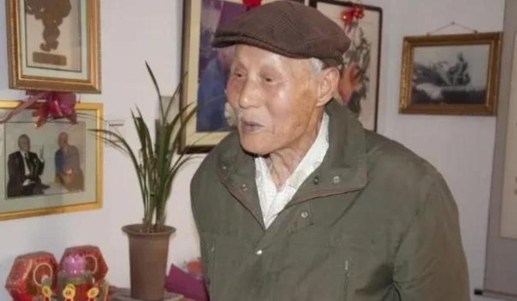1983年，63岁老人正给领导倒水，领导低头一看，这老人竟穿着空军专用的