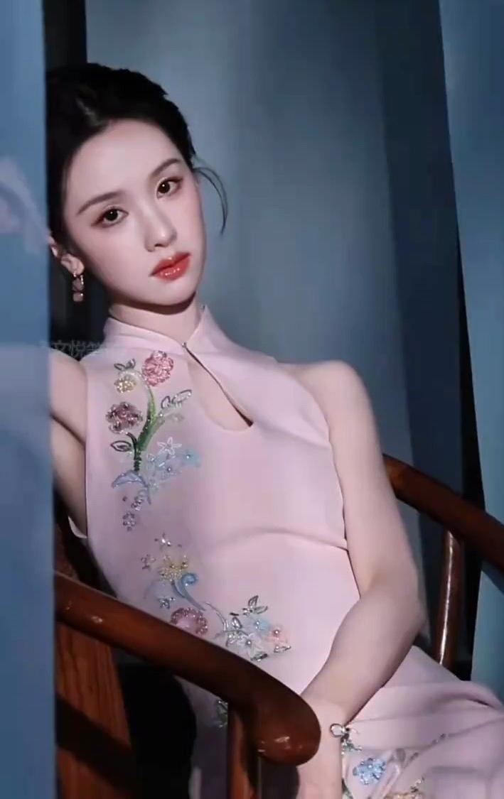 陈都灵穿搭粉色刺绣旗袍太绝了！这颜值谁能顶得住呀，真的好像画中人[赞][赞]