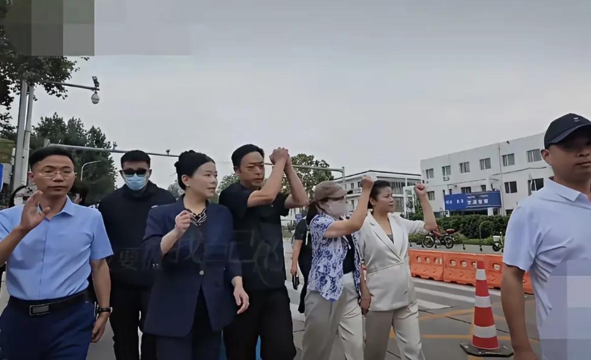 姗姗来了，现在下午3点了，家人们！听到一个Z大进展！许妈这次进京可不简单，是收到