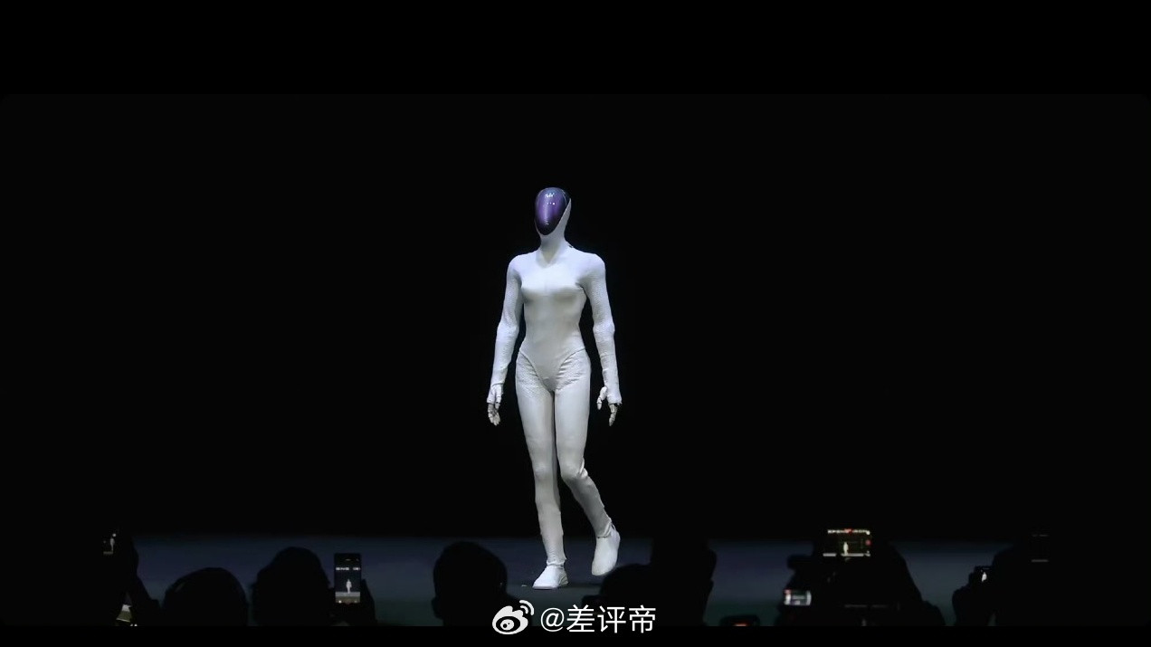 何小鹏现场一镜到底演示了就这样我看评论区还是不信第一类观点：跟昨天走的不一样，没