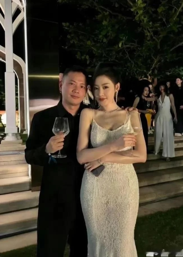 张天爱的胯宽是其身材的一大特点，有人觉得这是“沙漏型身材”的性感之处，充满女人味
