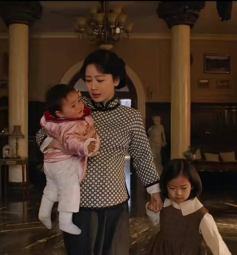 杨紫这三娃妈剧照，《玉兰花开君再来》刚放出来的剧照，直接把人看愣了。