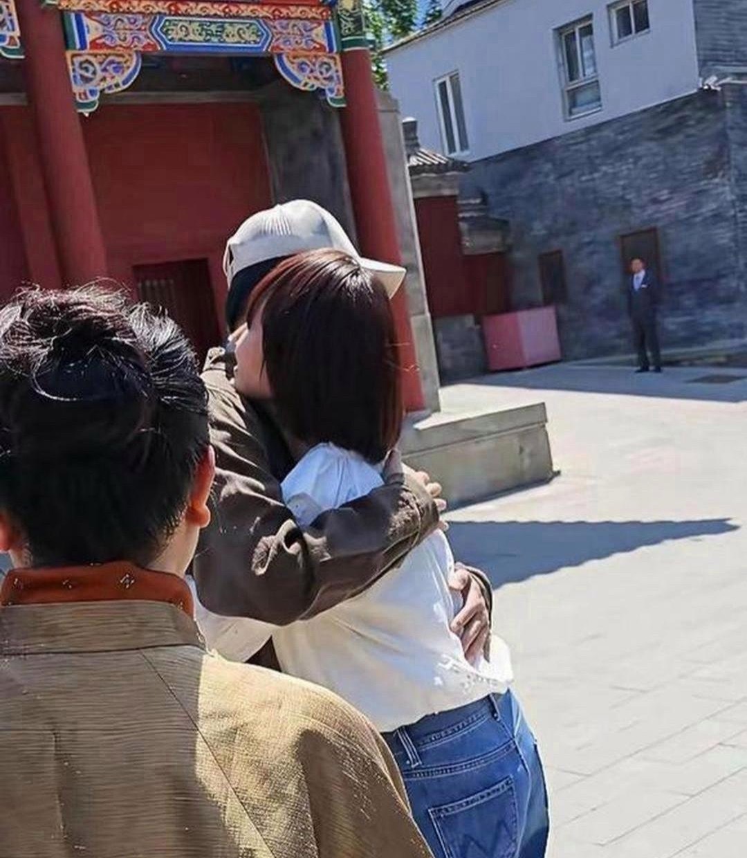 辛柏青一把抱住袁泉，是在妻子朱媛媛走后快一年的发布会上。那个瞬间，全场都安静了。他把头深深埋在袁泉肩
