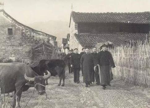 1949年1月28日，农历戊子年除夕，浙东奉化溪口与往年不同。宣布下野刚满七天