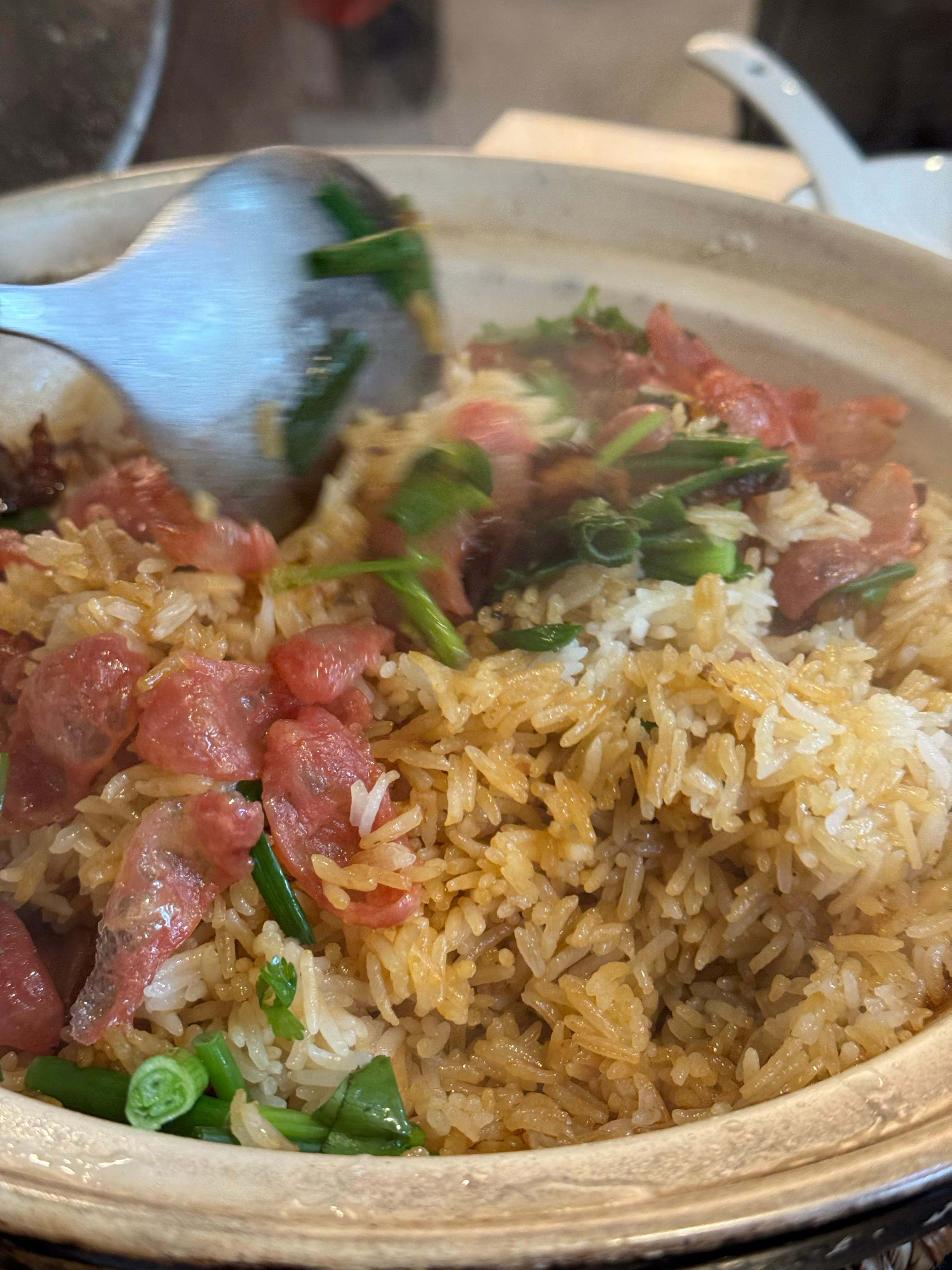 今天爬山补给带的不够，爬完山下来四个人饿的前胸贴后背，就近找了家猪肚鸡，差点把锅