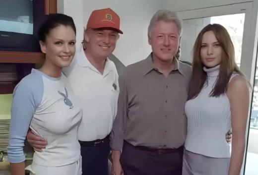 2000年，克林顿和特朗普各自拥抱一位名模并留下了这张合影，可让人尴尬的是，克林