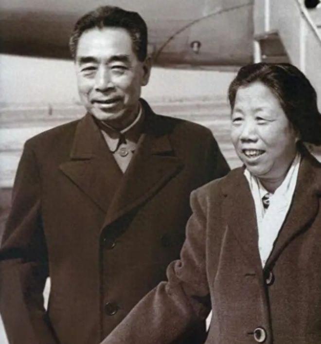 1961年邓颖超下山时意外遇到周总理，她感叹为何两人会有如此奇妙的心灵感应？1