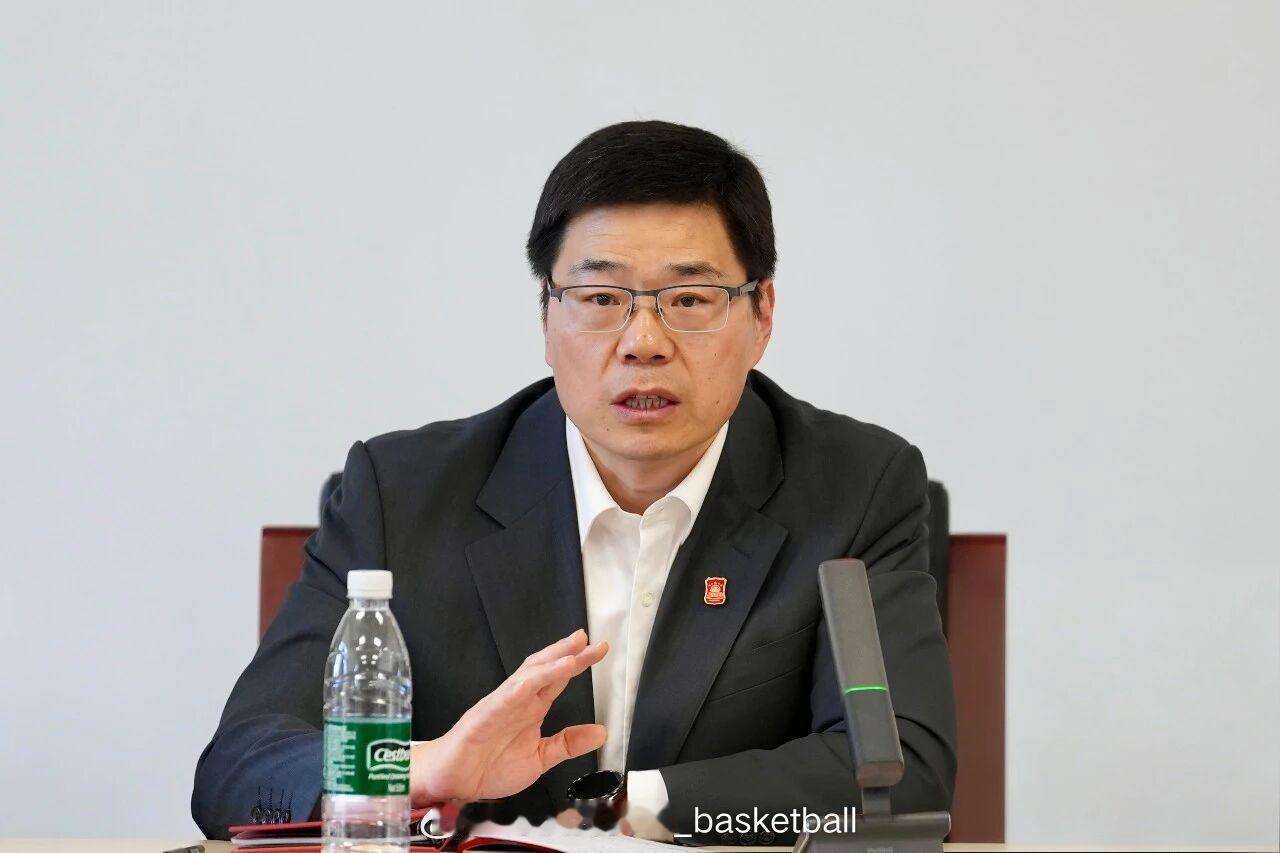 国家体育总局篮球中心中国篮球协会联合党委书记、中国篮球协会主席郭振明在中国男篮备