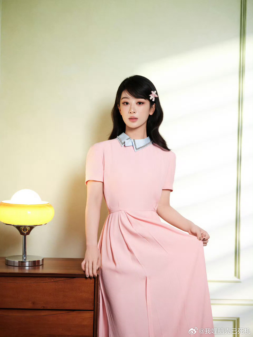 杨紫粉裙杨紫三场直播look杨紫三场直播look的反差感去拉满了，今天杨紫是