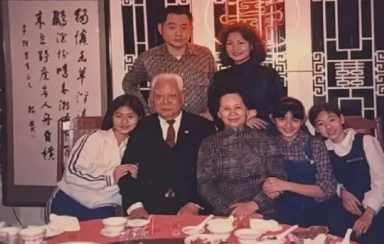 小S晒出和爷爷、奶奶的往日合照。那时候她们的父母还没离婚，大小S和姐姐还是快