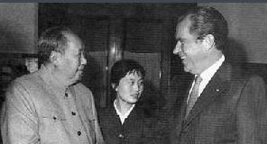 1972年尼克松访华，毛主席送给他四两茶叶，他嫌礼物太少了，脸色当时就不好看了。