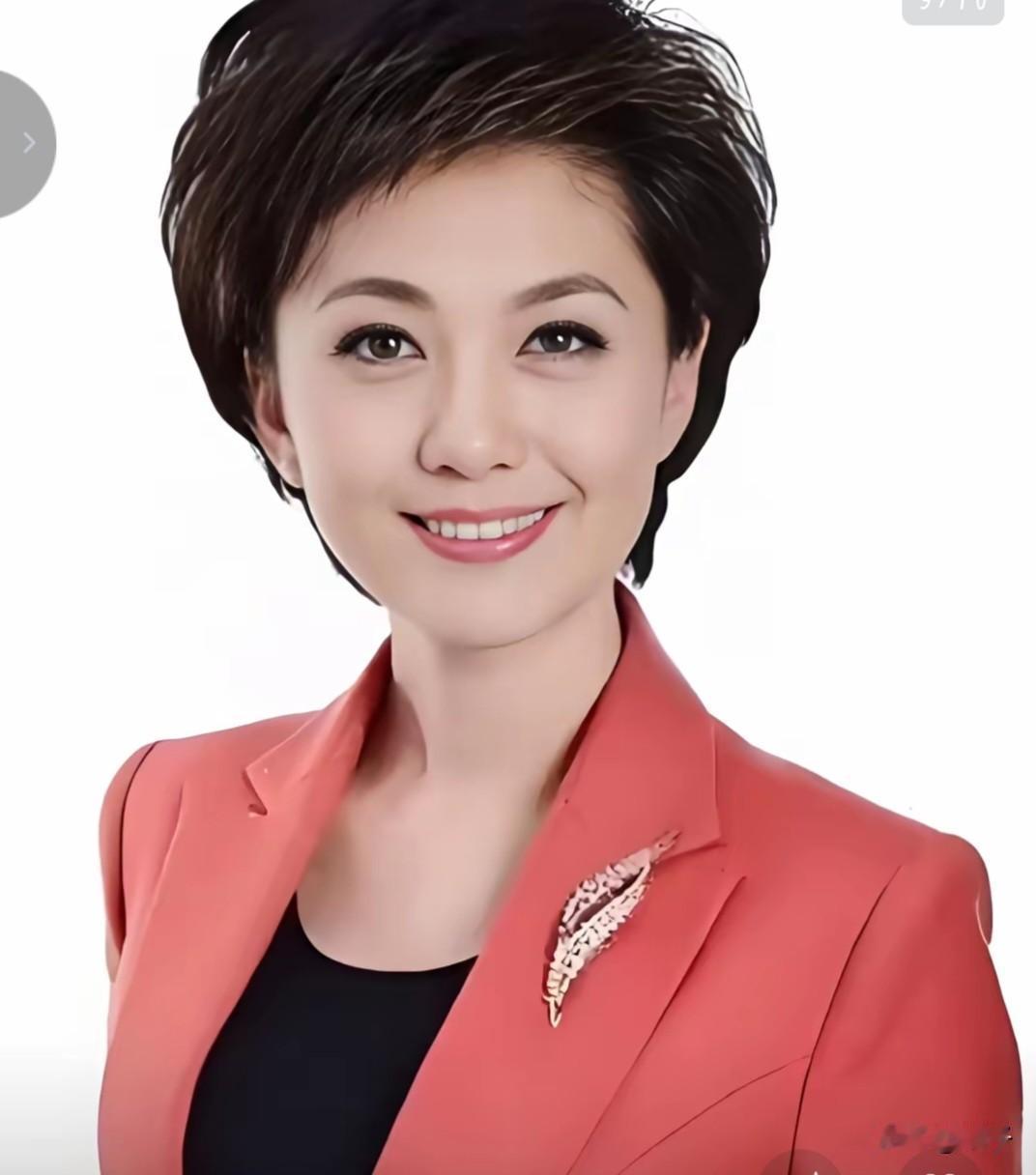 不得不感叹央妈的审美从不会让人失望，一众女主持各有风姿，美得不重样。董卿温婉知性
