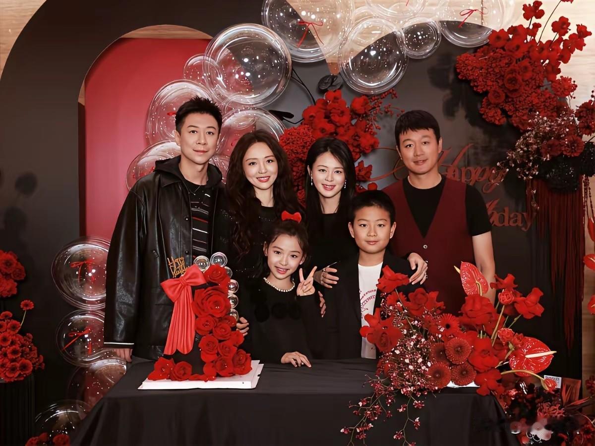 董璇46岁生日会上，好闺蜜佟丽娅、关悦、温宇都来为她庆祝。关悦和佟大为夫妇带着儿