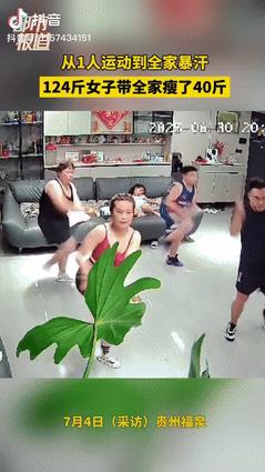 “强的可怕！”贵州福泉，一女子觉得自己胖，就在家里做运动减肥，家人发现女子有明显