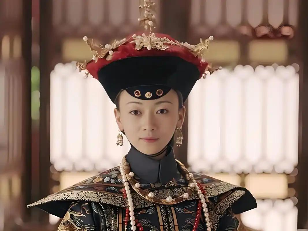 1766年，令妃才刚生完孩子，乾隆就开始召见她，令妃无奈，只能强撑。10年之间她