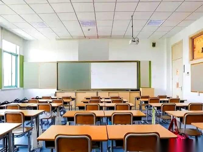 一个43岁的乡镇老师，跟我说，她这辈子最大的奔头，就是退休前能评上个“中一”职称