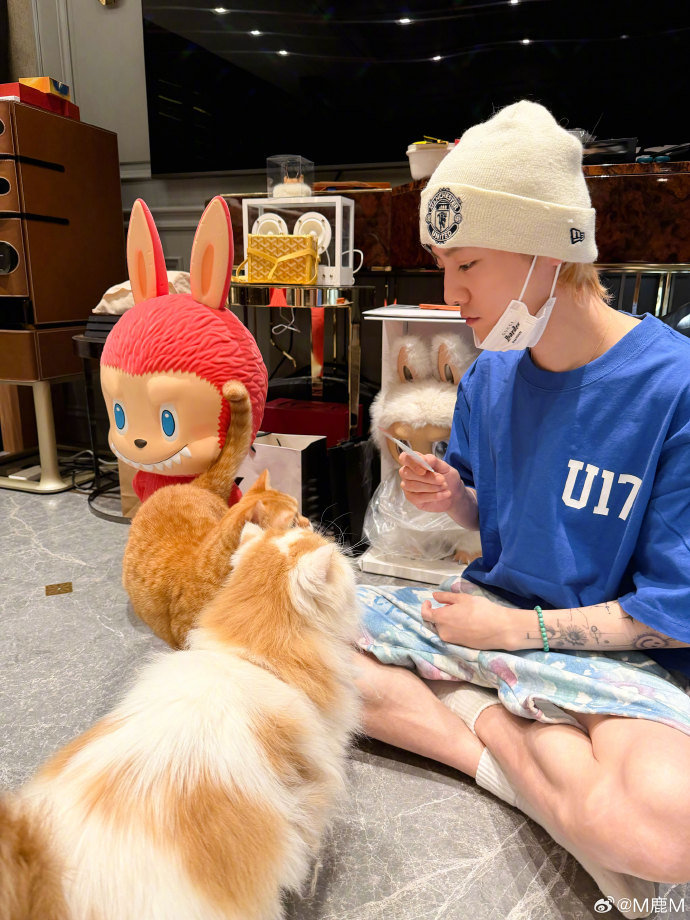 鹿晗晒照，犹豫不决就先给我吃好了！哥哥我不挑食~