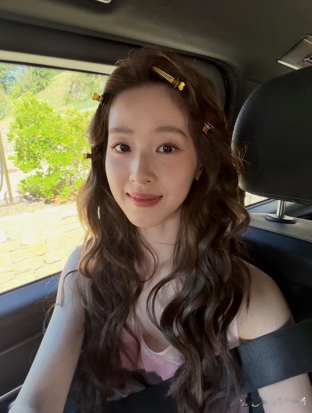 章泽天晒新动态，在法国拍广告大片。她这造型少女感爆棚!快33岁了，笑容还温柔甜美，仿佛又变回当年的奶