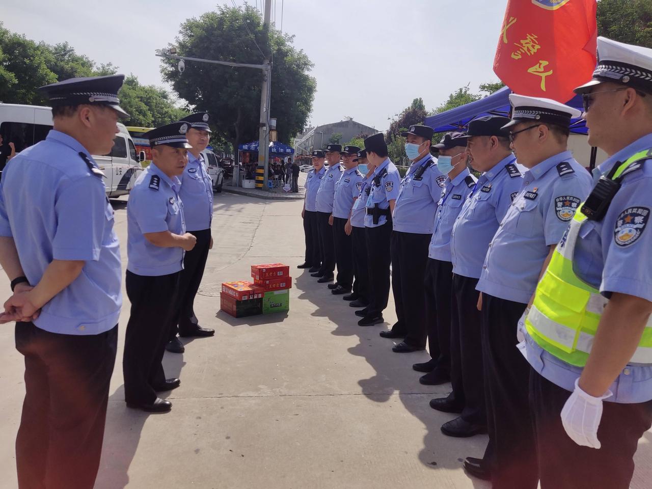 致敬以生命赴使命的藏蓝英雄人民警察执行任务时必须全程配枪，人民警察执行任务时全